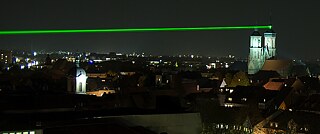 Every night a laser beam serves as a reminder of the path traced by the Gauss-Weber telegraph, the first electromagnetic needle telegraph, and transmits a coded message. 