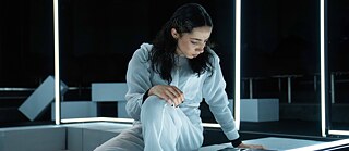 Darkness on the Edge of Town Die Schauspielerin Aneta Ivanova in "Darkness on the Edge of Town" von Dario Bevanda. Das intensive Kammerspiel über Erinnerung, Traumata und Identität entstand im Rahmen von "New Stages Southeast".