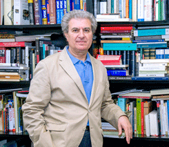 César Antonio Molina