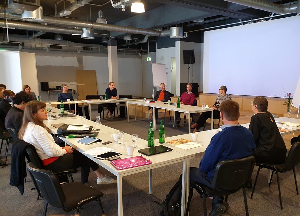 Workshop con i rappresentanti di Ruangrupa, il collettivo indonesiano di curatori di documenta 15, a Kassel nell'autunno 2020.
