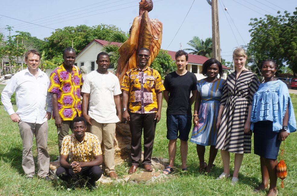 Ernst Wagner (a sinistra) con i partecipanti al primo workshop del progetto a Winneba, Ghana, 2019
