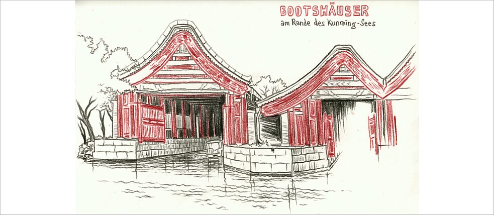  The royal boathouses on Kunming Lake make a pretty photo motif, especially in the sun. The lake covers about three quarters of the summer palace in Beijing's north. With its lakes, temples, pavilions and magnificent nature, the 290-hectare park is one of the largest and best-preserved imperial gardens in the world and thus undoubtedly one of the city's main attractions. 
