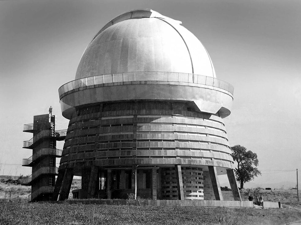 Turm des großen Spiegelteleskops „Armenien“ an der Bjurakan-Sternwarte (Bjurakan), Architekt: S. Gursadjan