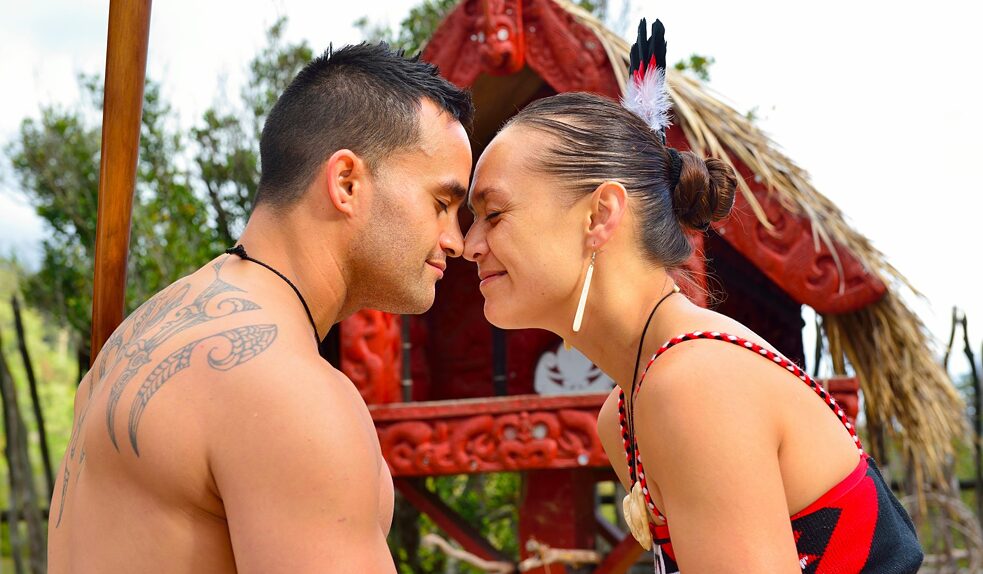 Sem necessidade de palavras: a tradicional saudação "hongi", do povo Maori 