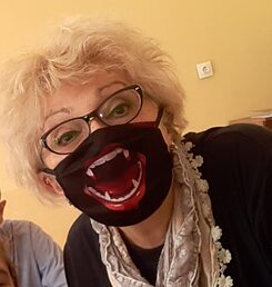 Frau mit Monstermaske in der Schule