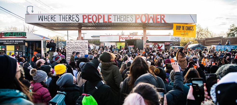 “Where there’s people, there’s power” (Onde há pessoas, há poder): Pessoas reúnem-se após o veredito sobre a morte de George Floyd na Praça George Floyd, em Mineápolis, Minnesota, EUA.