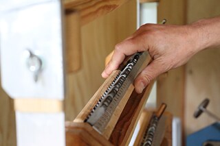 Jeder Buchstabe wird mit dem Handschlagstempel in die Messingplatten geschlagen.