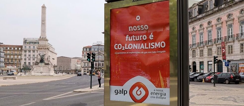 Affiche met het opschrift “Onze toekomst is ‘CO2LONIALISME’” - 1 april 2021, Praça dos Restauradores, Lissabon.  