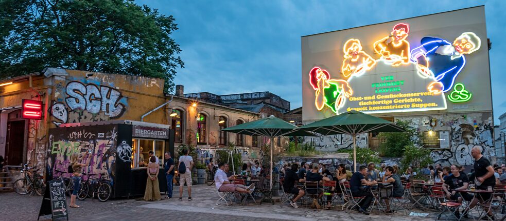 La Karl-Liebknecht-Straße propose de nombreux cafés, restaurants et bars pour flâner le soir.