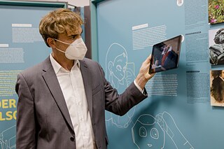 Christian Kahnt, chef de projet pour le Goethe-Institut, fait une démonstration de la connexion de contenus médiatiques avec des codes QR. 