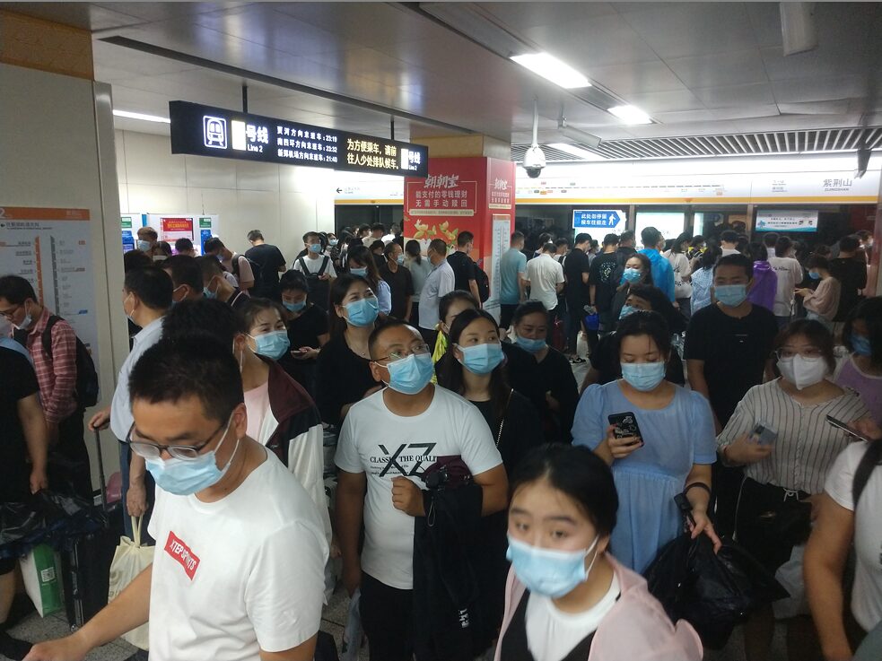 Am 20. Juli 2021 auf die U-Bahn wartende Fahrgäste an der Station Zijinshan in Zhengzhou. Aufgrund der starken Regenfälle hatten die Linien 1 und 2 ihre Betriebsstrecken entsprechend angepasst.