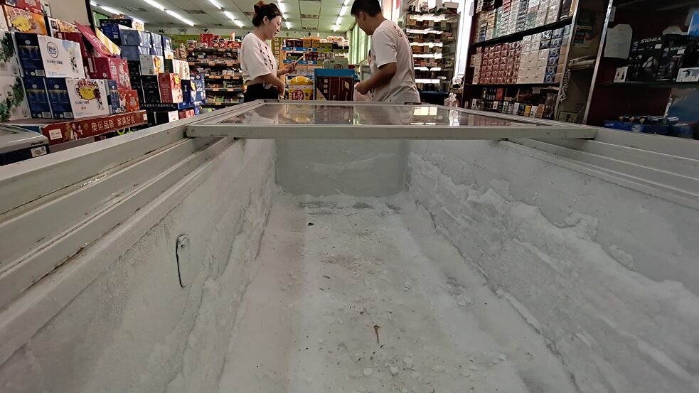 Schwere Regenfälle haben Zhengzhou heimgesucht. Weil sich seine Bewohner eilig mit Lebensmitteln eingedeckt haben, sind in den Supermärkten einige Nahrungsmittel nach Panikkäufen ausverkauft.