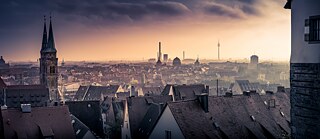 Zwischen den rostroten Dächern Nürnbergs überraschen manche Straßen mit fast südländischem Flair: Blick von der Nürnberger Burg.