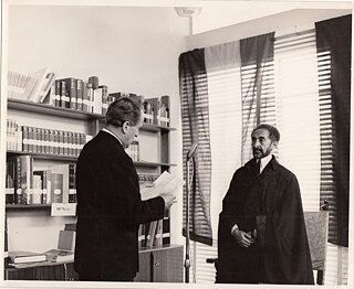 Der deutsche Botschafter Paulus von Stolzmann und Kaiser Haile Selassie bei der Eröffnung des Goethe-Instituts Addis Abeba 1962.