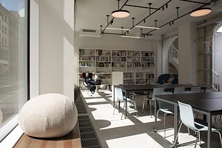 Der große Raum im Erdgeschoss lädt mit seinen Sitzecken nicht nur zum Schmökern in den Bibliotheksbüchern ein, sondern kann dank beweglicher Glaswände – je nach Bedarf – in kleinere Räume unterteilt werden.