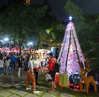 Der Weihnachtsbaum aus alten Plastikverpackungen auf dem Weihnachtsmarkt des Goethe-Instituts Bangkok 2019.