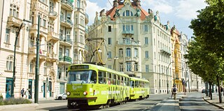 Straßenbahn mit Goethe-Institut-Bedruckung vor dem Goethe-Institut Prag.