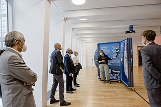 La Dra. Andrea Wegener, responsable del proyecto en la Sociedad Max Planck, guio al pequeño grupo de visitantes por la exposición. 