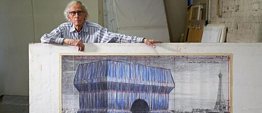 Christo avec un dessin de son projet pour l'Arc de Triomphe