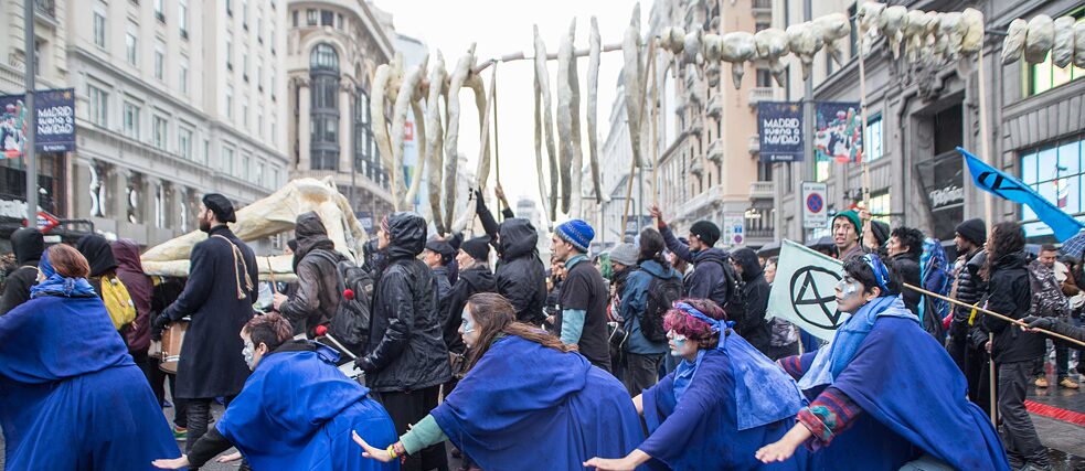 Ativistas de Extinction Rebellion Espanha manifestaram-se para "os oceanos mortos" na Gran Vía em Madrid.