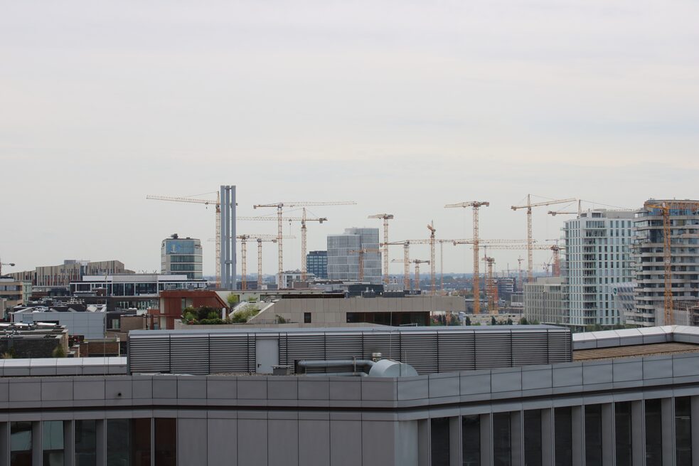 Le gru dei cantieri edili nel centro di Amburgo viste dalla terrazza dell’Elbphilarmonie