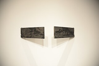 „In the woods“ von Simone Philippou ist ein Werk aus geschnitztem Holz.
