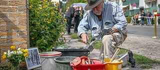 Gunter Demnig bei der Arbeit in Berlin, wo bereits mehr als 9.000 Stolpersteine verlegt wurden.