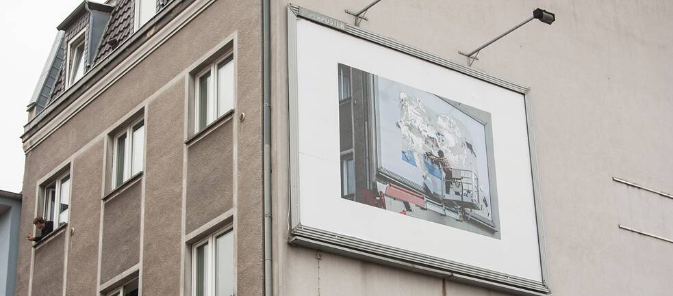 Für das CityLeaks Festival 2019 buchte der Künstler Andrey Ustinov eine Plakatfläche in Köln-Ehrenfeld und beklebte sie mit einem Foto von sich selbst als Plakatkleber. „Iconoclach“ blieb 20 Tage bestehen, danach endete die Mietzeit für die Plakatfläche.