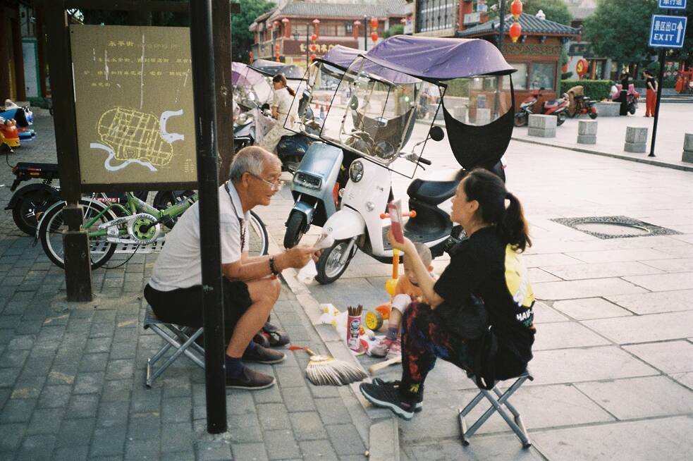 Auf dem Zentralplatz in  Sheqi