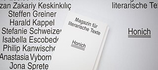 Das schlicht in schwarz und weiß gestaltete „Honich“-Magazin wartete kürzlich mit einer besonderen Idee auf: In der dritten Ausgabe wurden Autor*innen gebeten, ausschließlich ihre zweitbesten Texte einzusenden.