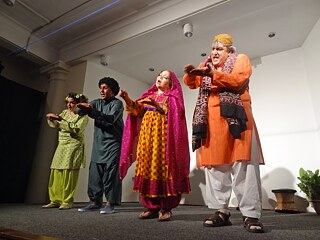 Das GRIPS Theater Pakistan, das in den 1980er-Jahren das GRIPS-Konzept in Pakistan eingeführt hat, bei einer Aufführung 2012 im Goethe-Institut Karachi. 
