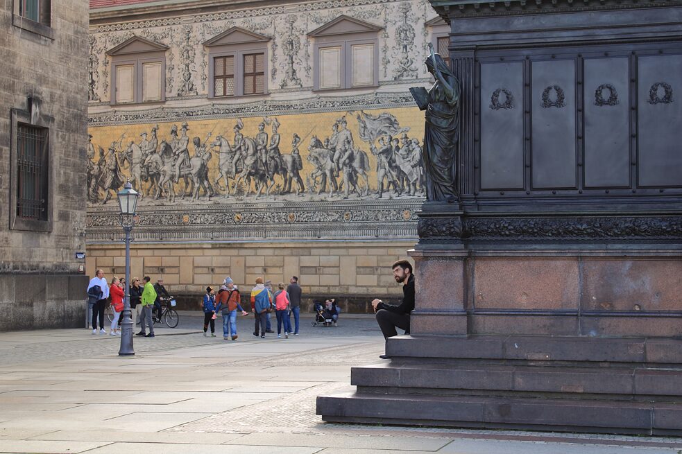 La Schlossplatz, sullo sfondo il famoso mosaico di porcellana raffigurante il corteo dei principi (Fürstenzug)