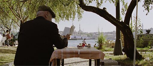 Ein alter Mann liest ein Buch am Fluss in Istanbul.