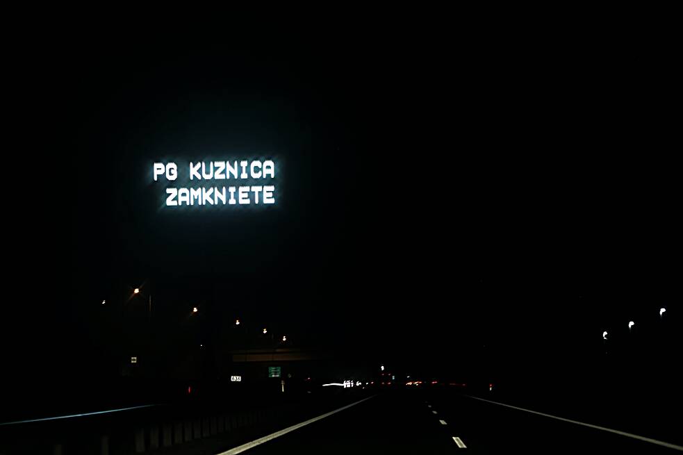 Na všech dálničních tabulích v zemi se informuje: hraniční přechod Kuźnica/Bruzgi na silnici směrem na Hrodnou je zcela uzavřen.
