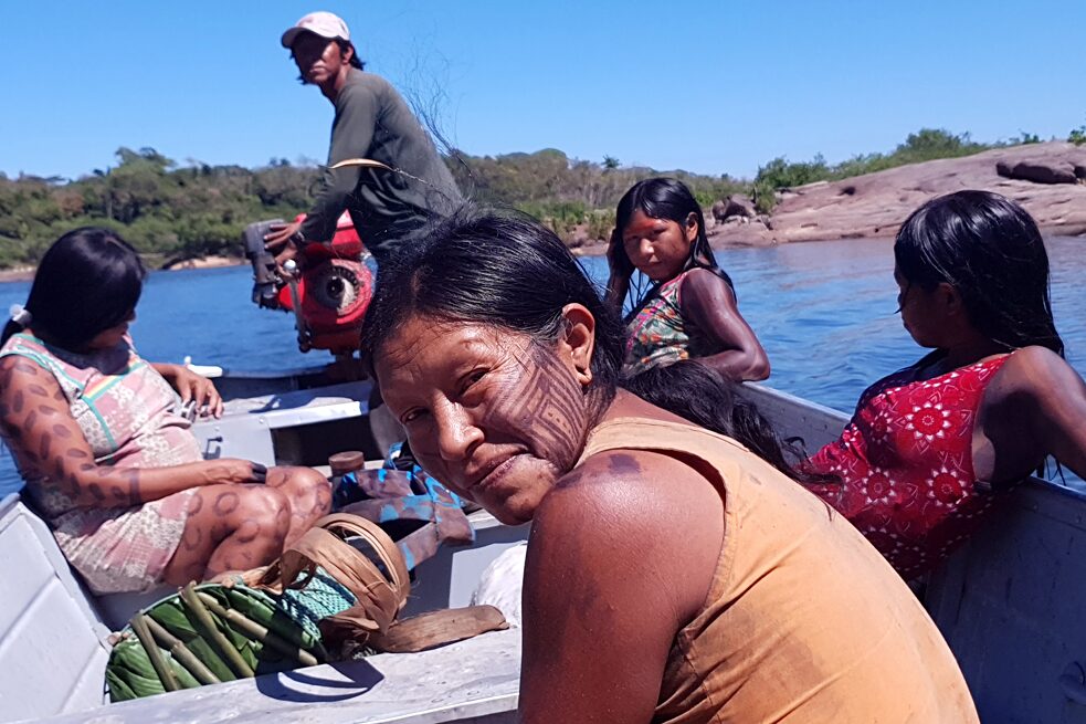 Eine Kayapo Familie aus dem Dorf Kendjam auf dem Fluss Iriri, nachdem sie Tonkabohnen gesammelt haben. Bundesstaat Pará, Brasilien, 2019. 