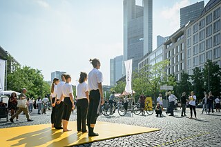 In addition to the performances during the action day, the yellow square also symbolizes empty spaces in the city that can be activated, filled and played with. 