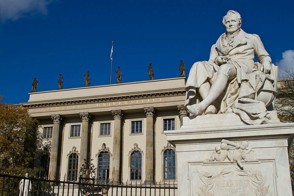 La Universidad Humboldt en la calle Unter den Linden en el distrito de Mitte. En primer plano se encuentra la estatua de Alexander von Humboldt.