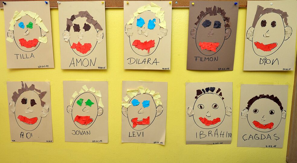 Racismo – Nombres de niñ*s bajo sus respectivos dibujos en una guardería de Berlín-Neukölln