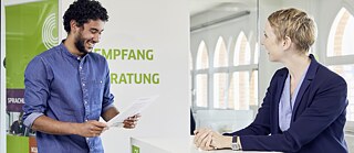 Deutschlerner am Empfang des Goethe-Instituts © © Goethe-Institut Kontakt und Einschreibung