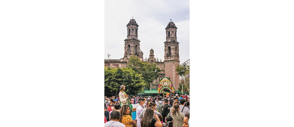 In Mexiko-Stadt: Prozession vor der Kirche San Hipólito