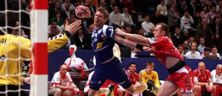  Handball-Europameisterschaft 2010 Semifinale 1: Polen gegen Island 26:29 — Guðjón Valur Sigurðsson (Isländische Männer-Handballnationalmannschaft) ist mit einem schönen Sprungwurf erfoglreich. Tomasz Tłuczyński (Polnische Männer-Handballnationalmannschaft) kommt zu spät.
