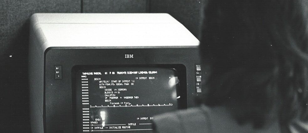 An Informatics General computer programmer at the company's New York City office looking at Pascal language code for the TAPS product on an IBM 3270 terminal. Foto: Jonathan Schilling (Auschnitt) |  