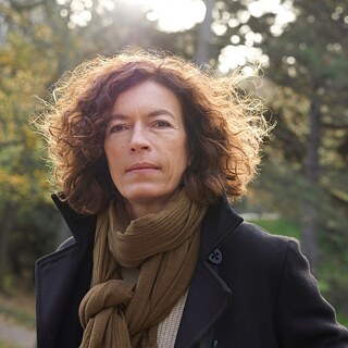 Die Autorin Anne Weber, im Hintergrund sind Bäume zu sehen. © © Thorsten Greve Anne Weber
