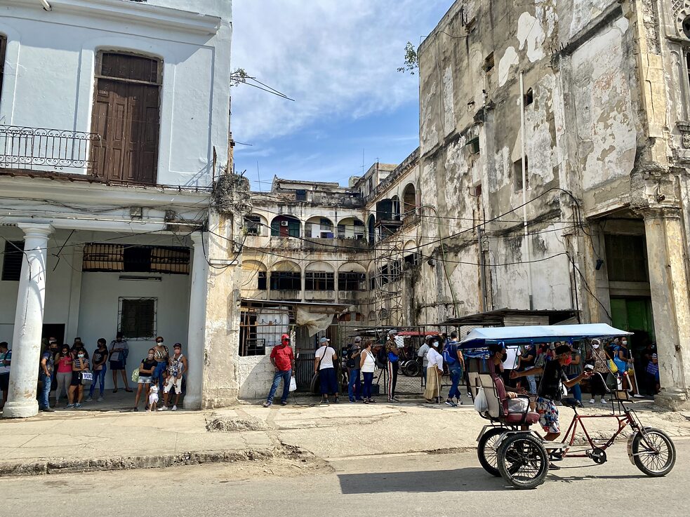 Chudoba a nedostatok sa prejavujú aj na tvári starej Havany.