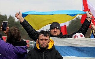 Oleksandr Nikulin und Denys Kutsekon am 4. April 2022 auf einer Protestaktion auf der Autobahn A2 an der deutsch-polnischen Grenze: Aktivist*innen erzeugten einen künstlichen Stau in Richtung Berlin, um die deutsche Regierung dazu zu bringen, stärkere EU-weite Wirtschaftssanktionen gegen Russland zu befürworten.