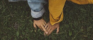 Holding Hands  © © Goethe-Institut e.V. / Getty Images  Holding Hands 1
