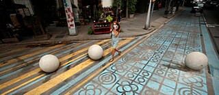 Em Barcelona, há esforços para aumentar a facilidade de locomoção dos pedestres. Uma abordagem consiste em disponibilizar zonas livres de carros, pintadas de amarelo e azul.