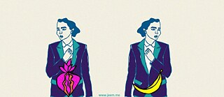 Die Illustration zeigt zwei identisch aussehende Personen mit Anzügen, die nebeneinander stehen. Sie schauen sich nicht an. Vor der einen Person ist eine Erdbeere abgebildet, vor der anderen Person eine Banane. 