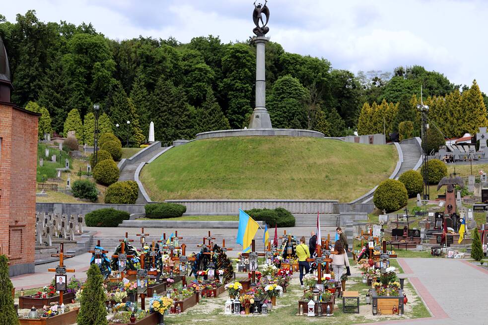 Knapp 50 neue Soldatengräber mussten seit dem 24. Februar auf dem Lwiwer Lytschakiwski-Friedhof neu angelegt werden. Am Wochenende spazieren hier viele Menschen, um der Kriegstoten zu gedenken. 