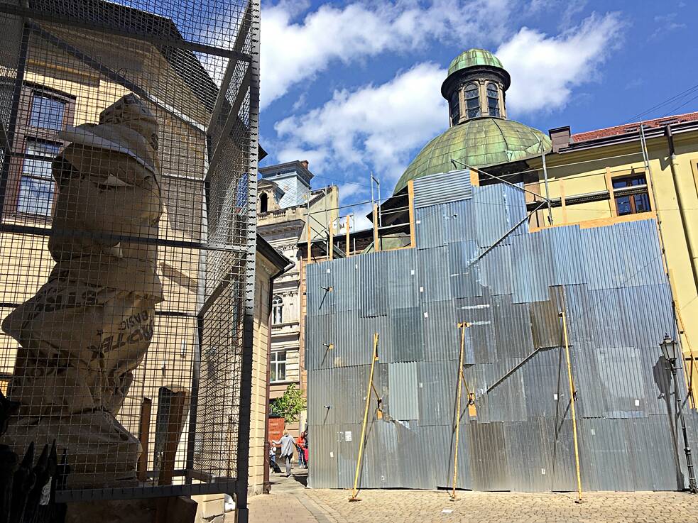 Besonders wertvolle Kulturobjekte der Unesco-Weltkulturerbestätte Lwiwer Altstadt sind zum Schutz vor möglichen Angriffen in Schutzmaterialen versteckt: Die aufwendig mit Reliefs gestaltete Außenwand der Boim-Kapelle ist komplett mit einer Holz- und Metallwand versiegelt. Auch Skulpturen rund um die Lateinische Kathedrale Mariae Himmelfahrt sind in atmungsaktive Folien und Gitterkäfige gepackt. 